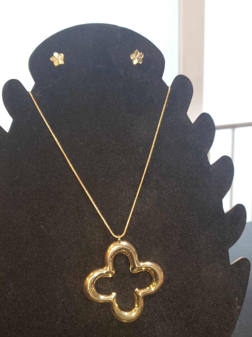Gold Tone Floral Clover Pendant Necklace and Stud Set Earrings Set - Picture 6 of 8